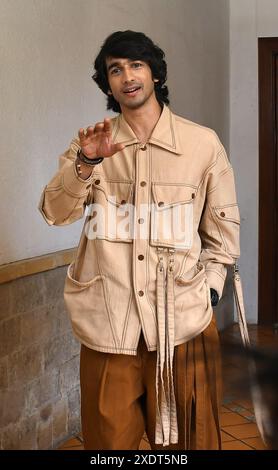 Mumbai, Inde. 24 juin 2024. L'acteur et danseur indien Shantanu Maheshwari réagit à la caméra alors qu'il fait la promotion de son prochain film 'Auron Mein Kahan Dum Tha' à Mumbai. Crédit : SOPA images Limited/Alamy Live News Banque D'Images