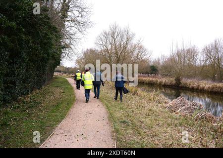 Upton Northampton Northamptonshire les gens marchent en marchant l'herbe rive de l'eau bord de ruisseau portes arbres campagne comté pays terre cours d'eau lac ruisseau Banque D'Images