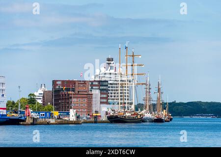 Kiel, Deutschland, 24. Jun. 24 Impressionen von der Kieler Woche 2024 im Bereich der Hörn, und sdem Germaniabecken dem Endausläufer der Kieler Förde *** Kiel, Allemagne, 24 juin 24 impressions du Kieler Woche 2024 dans la région de Hörn, et du Germaniabecken, dernier tronçon du fjord de Kiel Banque D'Images