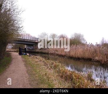 Upton Northampton Northamptonshire les gens marchent en marchant l'herbe rive de l'eau bord de ruisseau portes arbres campagne comté pays terre cours d'eau lac ruisseau Banque D'Images