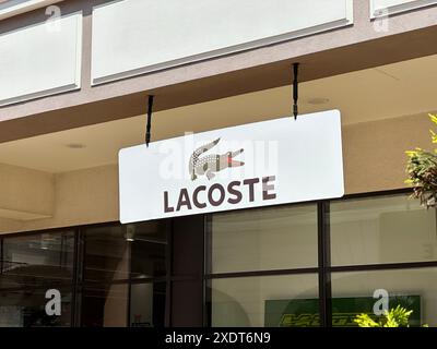 Belgrade, Serbie - 16 juin 2024 : Lacoste Storefront logo et signalisation avec emblème emblématique de crocodile, symbolisant le luxe et la mode Banque D'Images