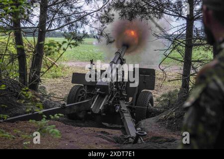Kharkiv, Ukraine. 7 juin 2024. Une unité d'artillerie ukrainienne de la 57e brigade tire vers des positions russes près de Vovchansk, dans l'oblast de Kharkiv. Les combats dans l’oblast de Kharkiv se sont intensifiés depuis que la Russie a lancé sa dernière offensive dans la région en mai. (Crédit image : © Laurel Chor/SOPA images via ZUMA Press Wire) USAGE ÉDITORIAL SEULEMENT! Non destiné à UN USAGE commercial ! Banque D'Images