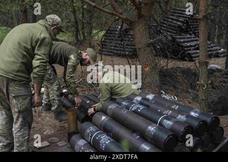 Kharkiv, Ukraine. 7 juin 2024. Des soldats de la 57e brigade préparent des munitions pour une unité d'artillerie à une position ukrainienne près de Vovchansk, dans l'oblast de Kharkiv. Les combats dans l’oblast de Kharkiv se sont intensifiés depuis que la Russie a lancé sa dernière offensive dans la région en mai. (Crédit image : © Laurel Chor/SOPA images via ZUMA Press Wire) USAGE ÉDITORIAL SEULEMENT! Non destiné à UN USAGE commercial ! Banque D'Images