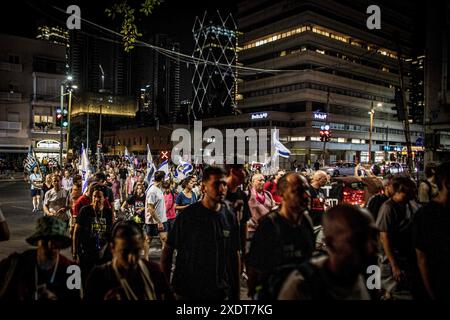 Tel Aviv, Israël. 22 juin 2024. Des manifestants israéliens marchent pendant une manifestation. Des dizaines de milliers de manifestants anti-gouvernementaux ont manifesté à tel Aviv, appelant Israël à faire avancer un accord pour libérer les otages détenus par le Hamas à Gaza, pour mettre fin à la guerre et pour l'éviction du premier ministre Benjamin Netanyahu et des élections anticipées. (Crédit image : © Eyal Warshavsky/SOPA images via ZUMA Press Wire) USAGE ÉDITORIAL SEULEMENT! Non destiné à UN USAGE commercial ! Banque D'Images