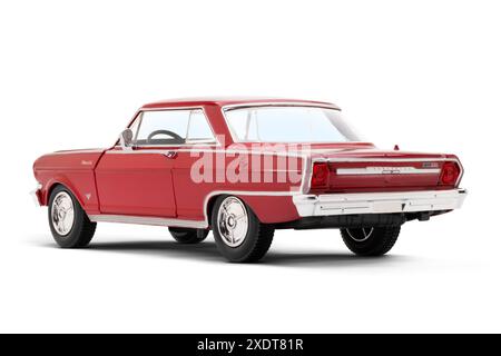 Izmir, Turquie - 4 juin 2024 : vue arrière et latérale gauche partielle d'une voiture jouet Chevrolet Nova SS 1970 photographiée sur fond blanc. Banque D'Images