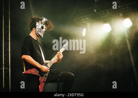 Copenhague, Danemark. 21 juin 2024. Le groupe russo-britannique de deathcore Slaughter to Prevail perferms un concert live lors du festival danois de heavy metal Copenhague 2024 à Copenhague. Ici, le guitariste Dima est vu en direct sur scène. Banque D'Images