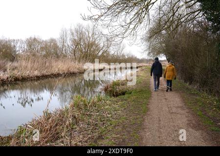 Upton Northampton Northamptonshire les gens marchent en marchant l'herbe rive de l'eau bord de ruisseau portes arbres campagne comté pays terre cours d'eau lac ruisseau Banque D'Images