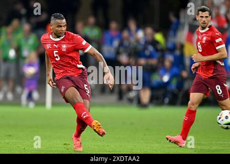 Manuel Akanji (5) de Suisse photographié lors d'un match de football entre les équipes nationales de Suisse et d'Allemagne lors de la troisième journée du groupe A dans la phase de groupes du tournoi UEFA Euro 2024 , le dimanche 23 juin 2024 à Francfort , Allemagne . PHOTO SPORTPIX | David Catry Banque D'Images