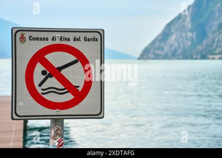 Riva del Garda, Lac de Garde, Italie - 24 juin 2024 : fermeture d'une zone de baignade sur la plage du Lac de Garde à Riva del Garda. Pas de signe de baignade *** Absperrung von einem Badeabschnitt am Strand vom Gardasee à Riva del Garda. Verbotsschild zum Schwimmen und Baden Banque D'Images