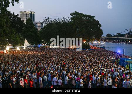 Fans et supporters de l'Allemagne et de la Suisse dans la zone des fans photographiée dans le centre-ville de Francfort-sur-le-main lors d'un match de football entre les équipes nationales de Suisse et d'Allemagne le troisième jour du groupe A dans la phase de groupes du tournoi UEFA Euro 2024 , le lundi 23 juin 2024 à Francfort , Allemagne . PHOTO SPORTPIX | Stijn Audooren Banque D'Images