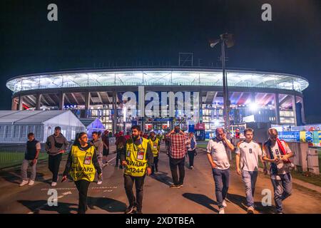 Francfort, Allemagne. 24 juin 2024. En dehors du stade de Francfort-sur-le-main après un match de football entre les équipes nationales de Suisse et d'Allemagne lors de la troisième journée du groupe A dans la phase de groupes du tournoi UEFA Euro 2024, le lundi 24 juin 2024 à Francfort, Allemagne . Crédit : Sportpix/Alamy Live News Banque D'Images