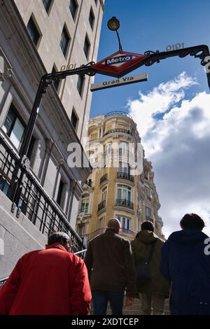 Vue arrière des gens sortant du métro à Madrid Banque D'Images