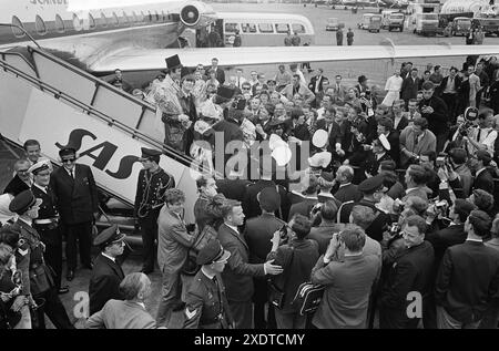 Arrivée des Beatles à l'aéroport de Schiphol, les Beatles portant des chapeaux Volendammer - pays-Bas - Hollande, 5 juin 1964 - Harry pot - Anefo Banque D'Images