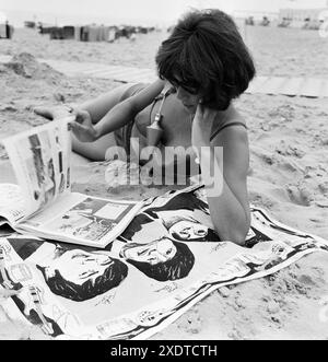 Beach fashion 1964, dernière en lotion de bronzage, tube - femme lisant magazine sur une serviette Beatles - photo par Harry pot, Anefo Banque D'Images