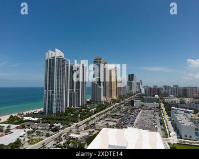Vue aérienne de Sunny Isles Beach gratte-ciel avec des gratte-ciel le long de la côte par temps clair Banque D'Images