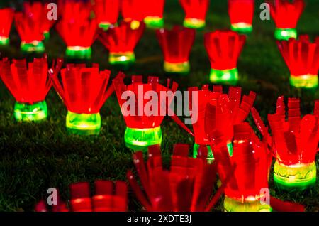 Bougies chauffe-plat rouges et vertes fabriquées par des écoliers portugais, à partir de bouteilles en plastique, exposées dans le parc Mouchão, Tomar, Portugal Banque D'Images