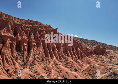 Canyon de conte de fées avec des rochers rouges. Pittoresque canyon Skazka sur la rive sud du lac Issyk-Kul, Kirghizistan. Destination de voyage, Landmark Kirgiziya. Su Banque D'Images