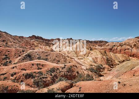 Pittoresque canyon Skazka sur la rive sud du lac Issyk-Kul, Kirghizistan. Destination de voyage, Landmark Kirgiziya. Canyon de conte de fées d'été avec co Banque D'Images