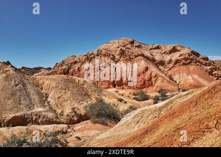 Pittoresque canyon Skazka sur la rive sud du lac Issyk-Kul, Kirghizistan. Destination de voyage, Landmark Kirgiziya. Canyon de conte de fées d'été avec co Banque D'Images