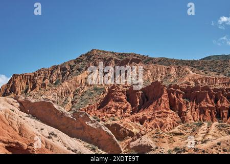 Canyon de conte de fées avec des rochers rouges. Pittoresque canyon Skazka sur la rive sud du lac Issyk-Kul, Kirghizistan. Destination de voyage, Landmark Kirgiziya. Su Banque D'Images