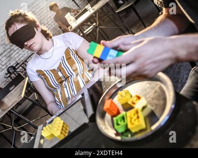 Brno, République tchèque. 24 juin 2024. Une répétition du théâtre mettant en scène les aveugles (Slepci/Слепці) a eu lieu le 24 juin 2024 dans un ancien pénitencier de Brno, en République tchèque. Le spectacle sur la lutte ukrainienne pour l'autodétermination a été créé en collaboration entre le Théâtre indépendant 3 kk basé à Brno et le Théâtre publiciste basé à Kharkiv. Crédit : Monika Hlavacova/CTK photo/Alamy Live News Banque D'Images