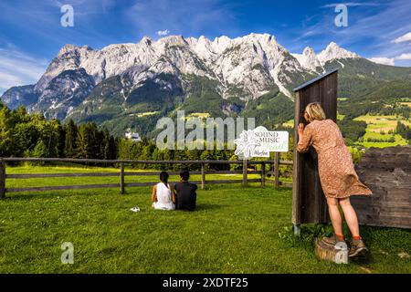 Sound of Music Trail. La prairie près de Werfen avec vue sur le château de Hohenwerfen, où Julie Andrews a chanté et dansé avec les enfants de la famille Trapp pendant le tournage de « la mélodie de la musique » en 1965, est un lieu de désir pour des millions de personnes à travers le monde. Dielalmweg, Tenneck, Salzbourg, Autriche Banque D'Images