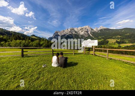 L’enthousiasme pour le film « The Sound of Music » se transmet de génération en génération en Asie et en Amérique. Lors de votre voyage en Europe, les lieux du film tels que le palais de Schönbrunn à Salzbourg et le pré de Werfen avec vue sur le château de Hohenwerfen sont inclus dans l'itinéraire. Sound of Music Trail. Dielalmweg, Tenneck, Salzbourg, Autriche Banque D'Images