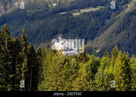 Sound of Music Trail. Vue sur le château de Hohenwerfen et les montagnes du Tennengebirge depuis un lieu original dans le film de 1965 « la mélodie de la musique » avec Julie Andrews et Christopher Plummer. Dielalmweg, Tenneck, Salzbourg, Autriche Banque D'Images