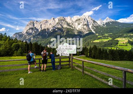 Sound of Music Trail. L'enthousiasme pour le film musical de 1965 semble ininterrompu. Chaque année, jusqu’à 300 000 touristes du monde entier se rendent à Werfen, dont un nombre étonnant de jeunes. Dielalmweg, Tenneck, Salzbourg, Autriche Banque D'Images