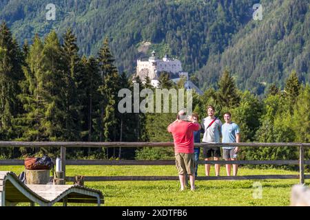 Sound of Music Trail. Environ 30 000 fans de la famille Singing Trapp viennent des États-Unis et du Japon seulement chaque année. L'intrigue est basée sur une histoire vraie et touche les fans de cinéma et de musique du monde entier depuis 1965. « The Sound of Music » est l’une des productions les plus réussies de l’histoire du cinéma. Dielalmweg, Tenneck, Salzbourg, Autriche Banque D'Images