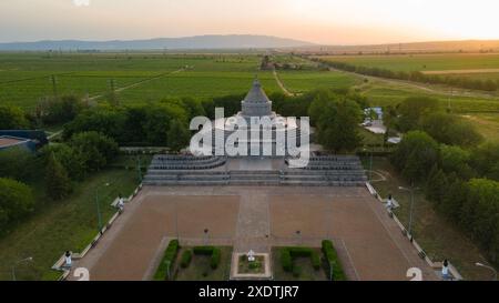 Vue aérienne du mausolée des héros de la première Guerre mondiale depuis Marasesti, Roumanie. La photographie a été prise à partir d'un drone à une altitude plus élevée au coucher du soleil avec Banque D'Images