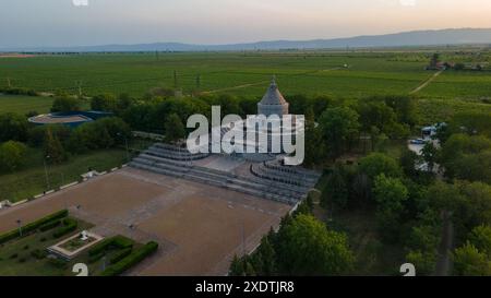 Vue aérienne du mausolée des héros de la première Guerre mondiale depuis Marasesti, Roumanie. La photographie a été prise à partir d'un drone à une altitude plus élevée au coucher du soleil avec Banque D'Images