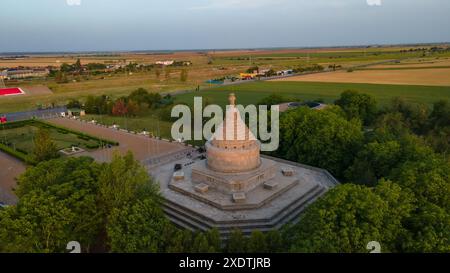 Vue aérienne du mausolée des héros de la première Guerre mondiale depuis Marasesti, Roumanie. La photographie a été prise à partir d'un drone à une altitude plus élevée au coucher du soleil avec Banque D'Images