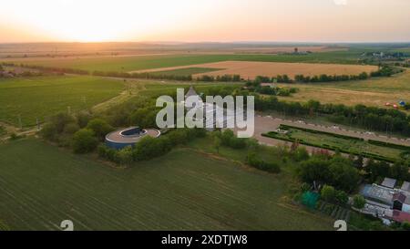 Vue aérienne du mausolée des héros de la première Guerre mondiale depuis Marasesti, Roumanie. La photographie a été prise à partir d'un drone à une altitude plus élevée au coucher du soleil avec Banque D'Images