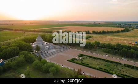 Vue aérienne du mausolée des héros de la première Guerre mondiale depuis Marasesti, Roumanie. La photographie a été prise à partir d'un drone à une altitude plus élevée au coucher du soleil avec Banque D'Images