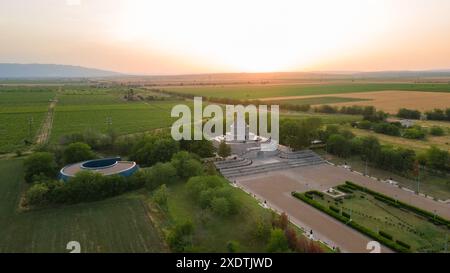 Vue aérienne du mausolée des héros de la première Guerre mondiale depuis Marasesti, Roumanie. La photographie a été prise à partir d'un drone à une altitude plus élevée au coucher du soleil avec Banque D'Images