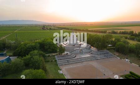 Vue aérienne du mausolée des héros de la première Guerre mondiale depuis Marasesti, Roumanie. La photographie a été prise à partir d'un drone à une altitude plus élevée au coucher du soleil avec Banque D'Images