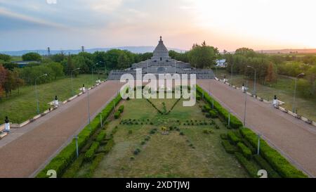 Vue aérienne du mausolée des héros de la première Guerre mondiale depuis Marasesti, Roumanie. La photographie a été prise à partir d'un drone à une altitude plus élevée au coucher du soleil avec Banque D'Images