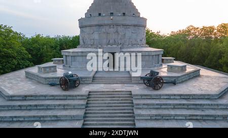 Vue aérienne du mausolée des héros de la première Guerre mondiale depuis Marasesti, Roumanie. La photographie a été prise à partir d'un drone à une altitude plus élevée au coucher du soleil avec Banque D'Images