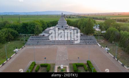 Vue aérienne du mausolée des héros de la première Guerre mondiale depuis Marasesti, Roumanie. La photographie a été prise à partir d'un drone à une altitude plus élevée au coucher du soleil avec Banque D'Images