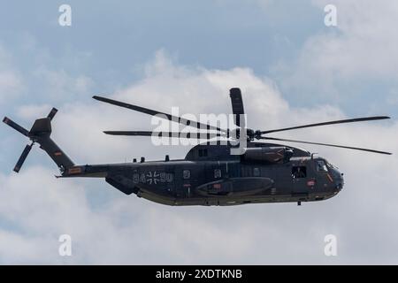 Hélicoptère cargo lourd Sikorsky CH-53 Sea Stallion de l'armée allemande. Performances démonstratives. Exposition ILA Berlin Air Show 2024 Banque D'Images