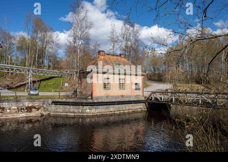 Vieux gatekeepers chalet sur la rive de Nokianvirta et par le pont Tehdassaari sur une journée de printemps ensoleillée à Nokia, Finlande Banque D'Images