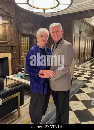 Un couple senior bien habillé pose pour aPhotgraph dans leur lobby de Co COP, Murray Hill, Manhattan, New York City, USA Banque D'Images