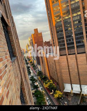 Vue de la fenêtre de l'appartement E. 34th préparé au Sunset in Murray Hill Historic District, 2024, New York City, USA Banque D'Images