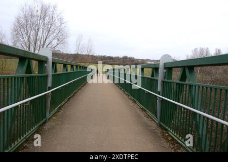 Upton Northampton Northamptonshire les gens marchent en marchant l'herbe rive de l'eau bord de ruisseau portes arbres campagne comté Country Land Bridge Banque D'Images