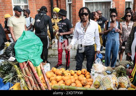 Londres Royaume-Uni 23 juin 2024 les gens se rassemblent à Windrush Square alors que les gens célèbrent l'anniversaire de Windrush 76. La journée annuelle est organisée pour souligner la contribution Banque D'Images
