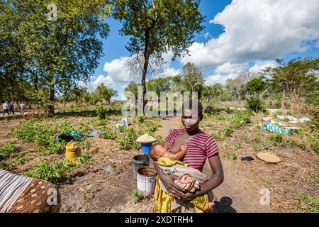 Mozambique, Sofala, Caia, Amambos, femme allaitant en zone rurale Banque D'Images