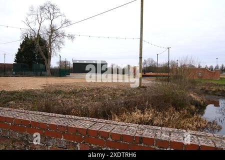 Upton Northampton Northamptonshire les gens marchent en marchant l'herbe rive de l'eau bord de ruisseau portes arbres campagne comté pays terre cours d'eau lac ruisseau Banque D'Images