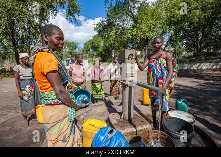 Mozambique, Sofala, Caia, Amambos, femmes attendant leur tour au puits Banque D'Images