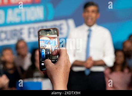 Un gros plan de l'écran d'un téléphone de membres du public alors que le premier ministre Rishi Sunak prononce un discours lors d'un événement à Petyt Hall, Londres, alors qu'il est sur la piste de la campagne électorale générale. Date de la photo : lundi 24 juin 2024. Banque D'Images